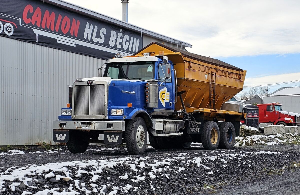 SPÉCIFICATIONS - CAMION:

- No. de stock: M2713
- Marque: WESTERN STAR
- Modèle: 4900FA
- Année: 2004
- Kilométrage: 609766.8 MI / 981 323 KM
- Nombre dheure : 30782 HRS
- Couleur extérieur: BLEU
- Couleur intérieur: BEIGE
- Portes: 2
- Échappement: SIMPLE
- Filtreur: INTERNE
- Moteur: DDC60-14.0L
- Puissance: 500HP
- Couple: 1650 LB-FT
- Frein moteur Jacob: OUI
- Freins: AIR, TAMBOUR
- Roues AV: 24.5 x 8.25
- Roues AR: 22.5 x 8.25
- Pneus AV: 11R24.5
- Pneus AR: 11R22.5
- Écartement d'essieux: 55