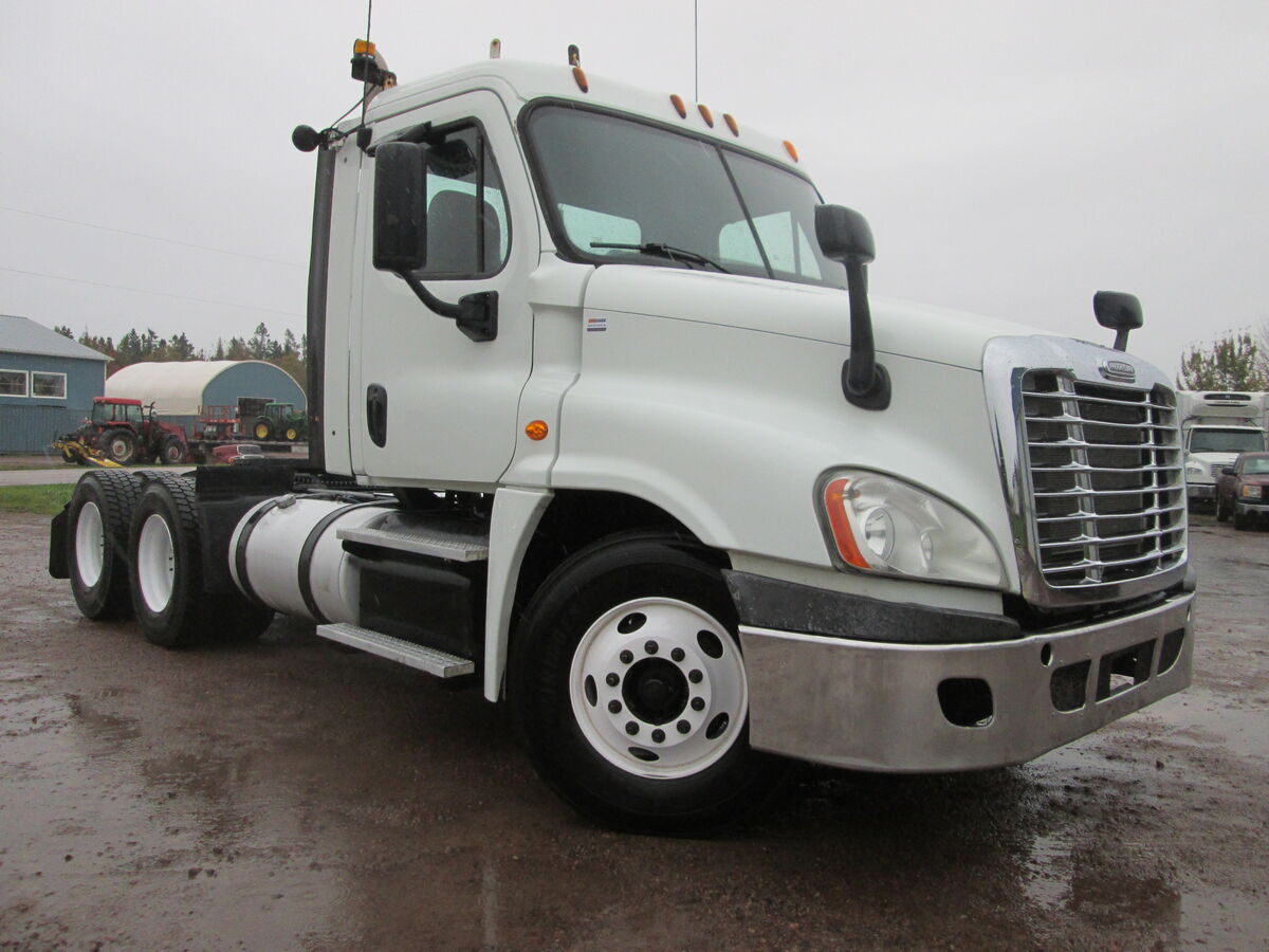 #2679  2013 Freightliner Cascadia 125, Detroit DD15 455HP Engine, Eaton Fuller 10 Speed Manual transmission with overdrive, Meritor MT40-14XP Differential, 3.90 Ratio, 4 way locks, Axle ratings 12000lbs front 40000lbs rear, Bud Steel Wheels, 11R22.5 tires (wear remaining 75% front 50% rear), Air brakes, Air Ride Suspension, Axle Spread 51
