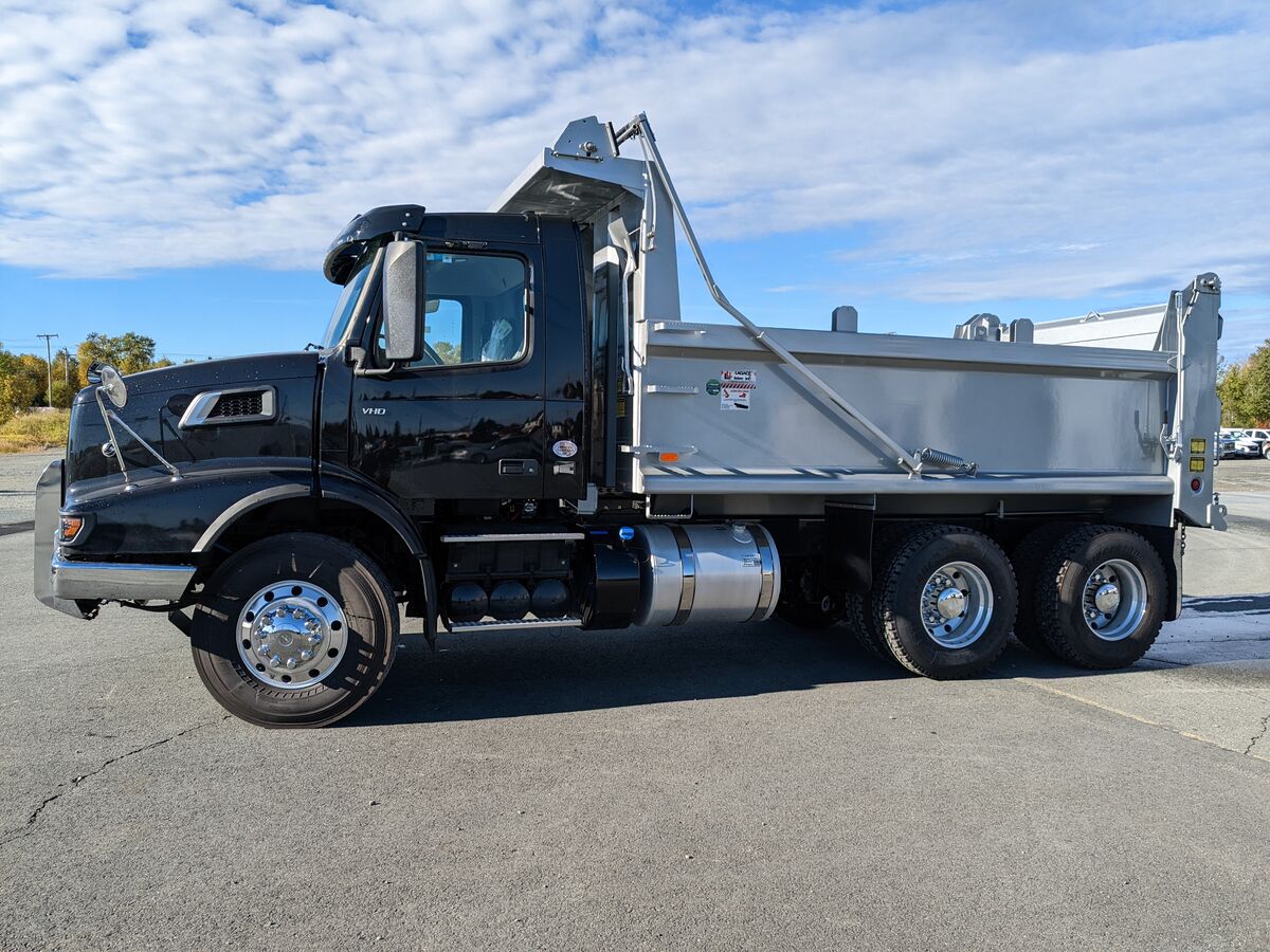 Volvo VHD64B300
Moteur D11 425HP
Transmission 12 vitesses automatisé Super Duty
46000/20000
Suspension arrière Hendrickson HAS air 46000 lbs
Boîte 15 pieds LF-400 Lagacé
Camion prêt à travailler